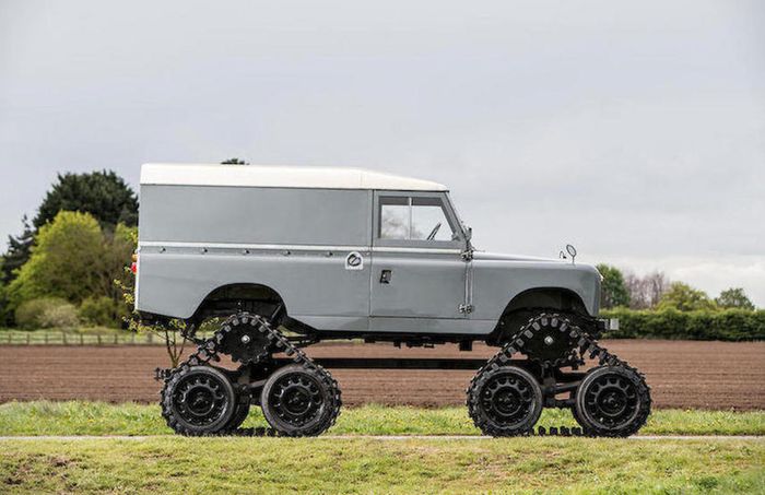 Tampilan samping modifikasi Land Rover lansiran 1958 pakai roda ala tank