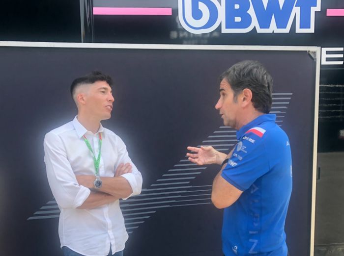 Davide Brivio berbincang dengan Aleix Espargaro