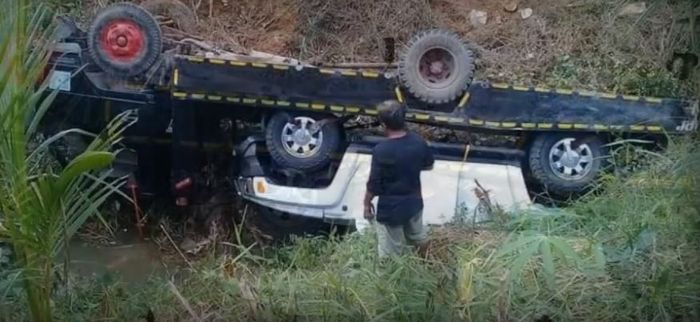 Hummer terbalik ke jurang bersama truk towing di jalan lintas timur, kabupaten Pelalawan, Riau, posisi masih terikat di bak truk