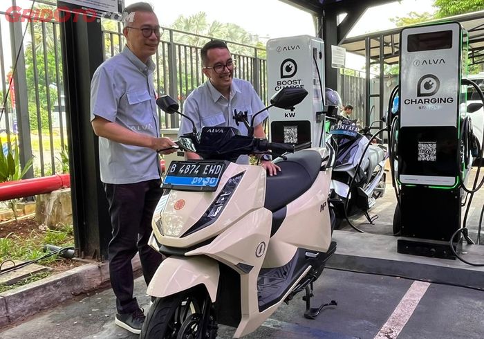 Chief Executive Officer ALVA, Purbaja Pantja (kiri) dan Putu Swaditya Yudha, Chief Marketing Officer ALVA (kanan)