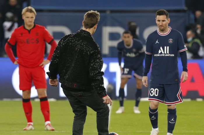 Fabio Quartararo melakukan kick-off dengan Lionel Messi pada pertandingan Paris Saint-Germain (PSG) vs Nice