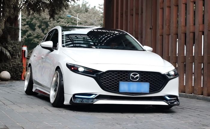 Tampilan depan modifikasi Mazda3 elegan