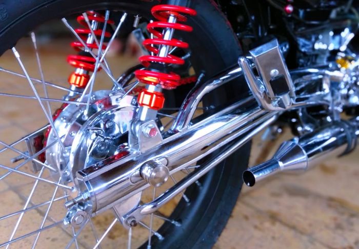 Pemakaian swing arm oval full krom di Yamaha RX-King oleh bengkel Bajay Motor