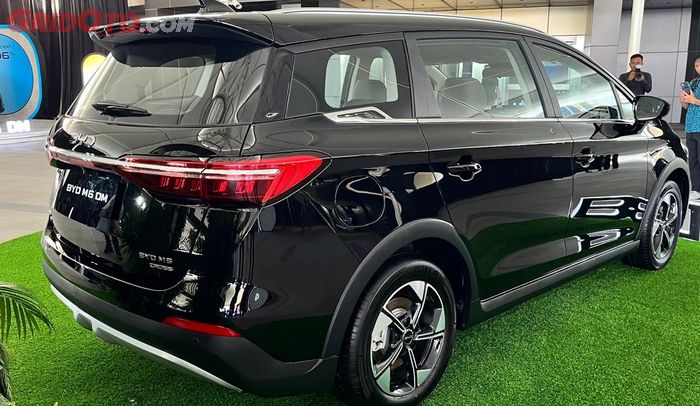 Bagian belakang BYD M6 DM
