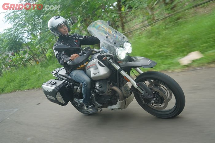 Walau berdimensi gambot, Moto Guzzi V85TT Travel punya performa impresif