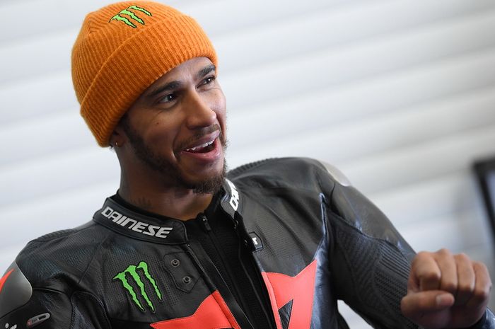 Lewis Hamilton dengan atribut balap, ketika mencoba motor Yamaha R1 spek WSBK di sirkuit Jerez tahun lalu