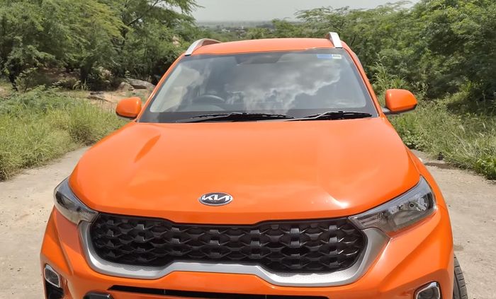 Nyaris seluruh bodi KIA Sonet dibungkus warna oranye glossy