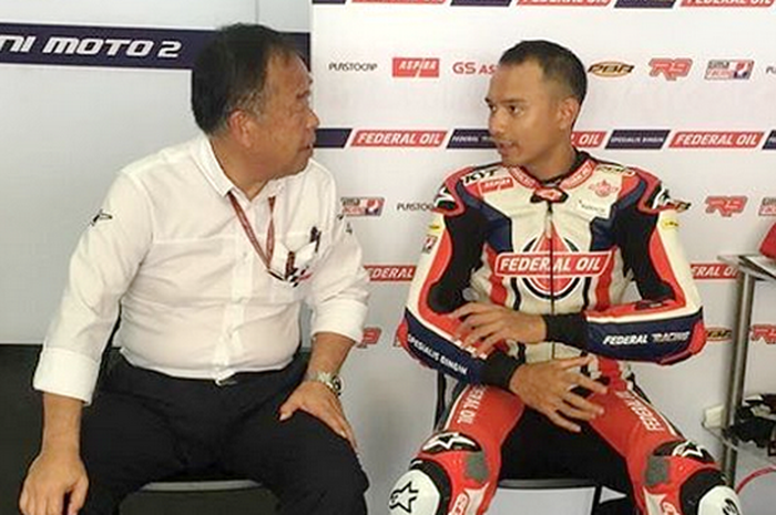 Mantan bos tim MotoGP Repsol Honda, Shuhei Nakamoto mengunjungi Dimas Ekky di sirkuit Sepang, Malays