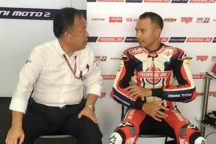 Mantan bos tim MotoGP Repsol Honda, Shuhei Nakamoto mengunjungi Dimas Ekky di sirkuit Sepang, Malays