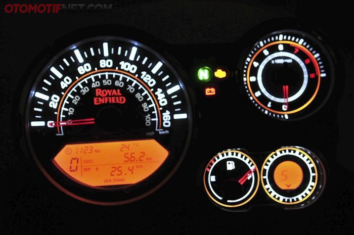 Spidometer didominasi bentuk bulatan dengan kombinasi analog dan digital yang mudah dipantau