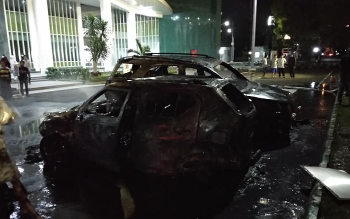 Kebakaran mobil di RS UNS, Suzuki Ignis gosong tak tersisa di sebelahnya ada Toyota Rush