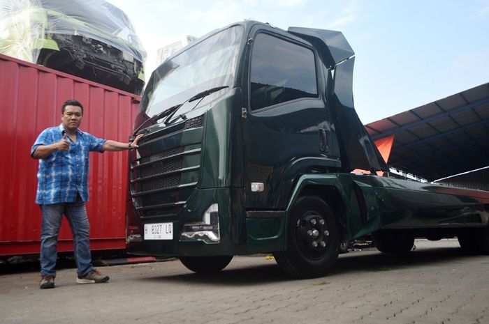 Deny Suwignyo bersama truk towing yang sudah dimodifikasi 