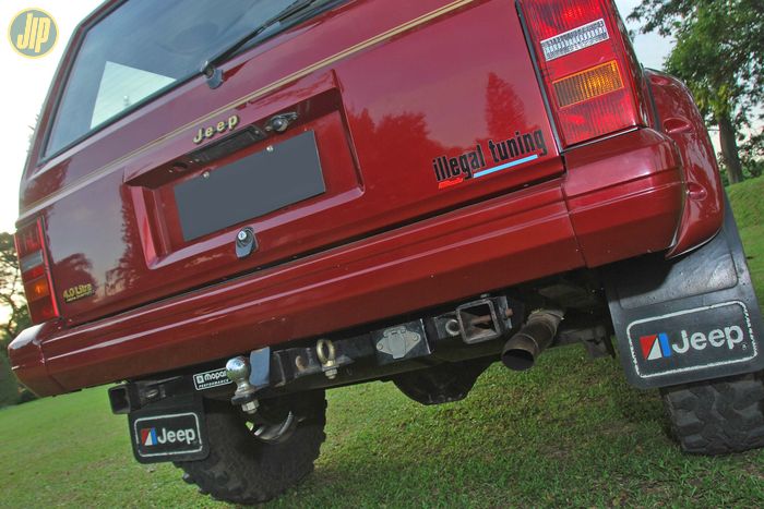 Towing bar Mopar masih dipertahankan. Aura tipis speed off-road muncul dengan pemasangan kepet roda berukuran oversize. 