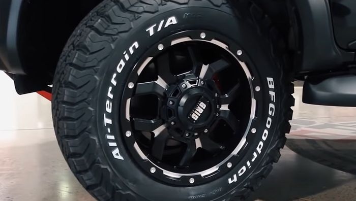 Modifikasi Toyota Hilux ditopang kaki jangkung dan pelek Black Rhino Armory 17 inci