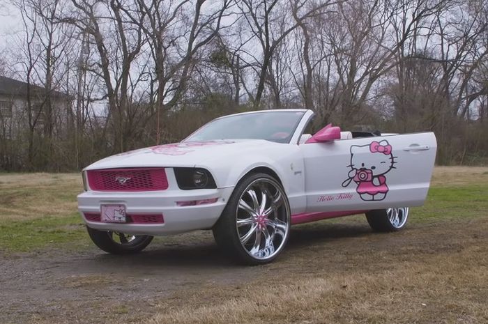 Modifikasi Ford Mustang imut dengan tema Hello Kitty