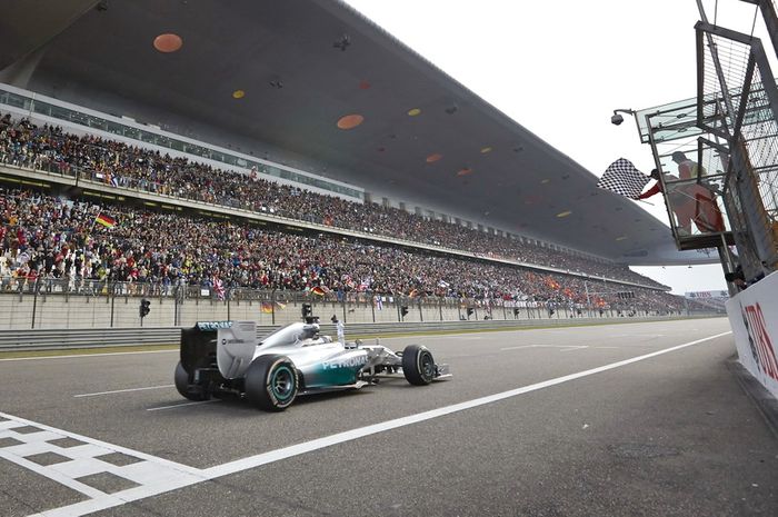 Lewis Hamilton mendapat kibaran bendera finish di GP F1 China 2014, padahal balapan belum selesai