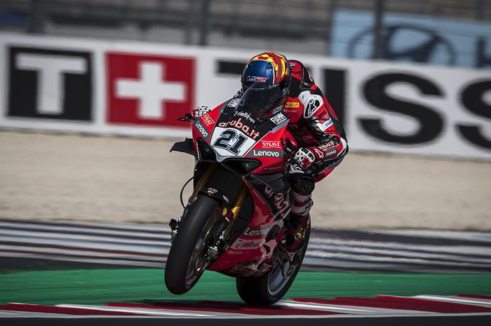 Michael Ruben Rinaldi berhasil menjuarai Race 1 WSBK Italia 2021