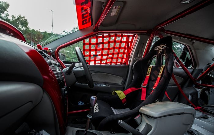 Tampilan kabin modifikasi Toyota Vios lawas bergaya time attack