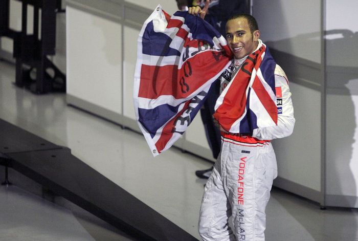 Lewis Hamilton saat merayakan gelar juara dunia pertamanya di 2008