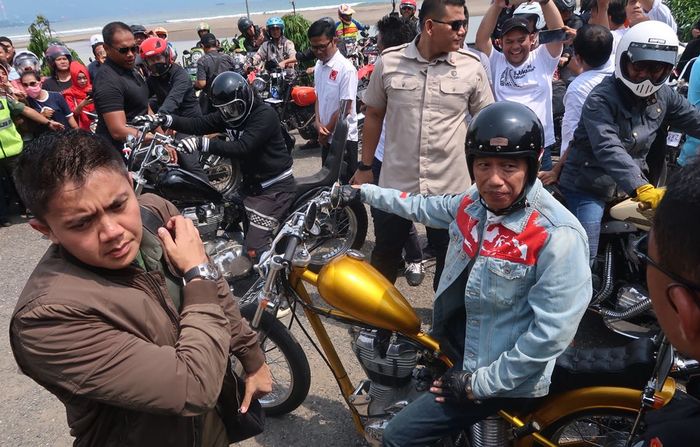 Jokowi bersama chopper dan ajudannya dengan riding gear dari Elders