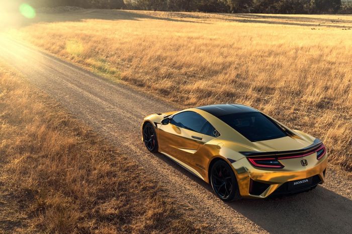 Honda NVX dengan seluruh bodi dilabur warna emas