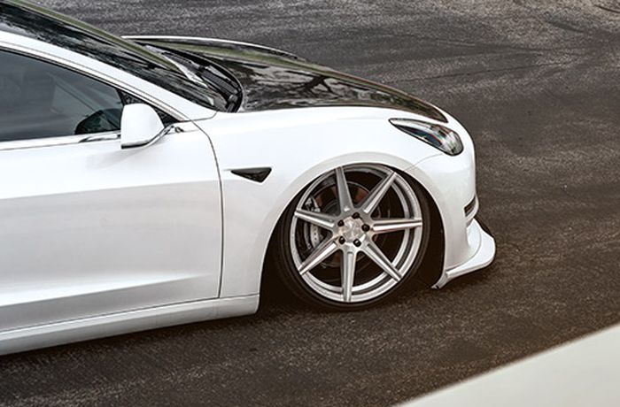Kaki-kaki kandas modifikasi Tesla Model 3 ditopang suspensi udara