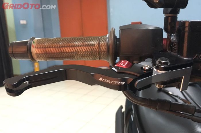 Handle rem aftermarket terpasang di NMAX