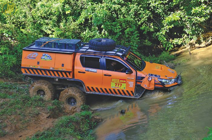 Toyota Hilux 6x6