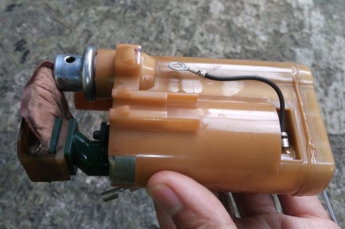 Lepas komponen fuel pump dari tangki motor