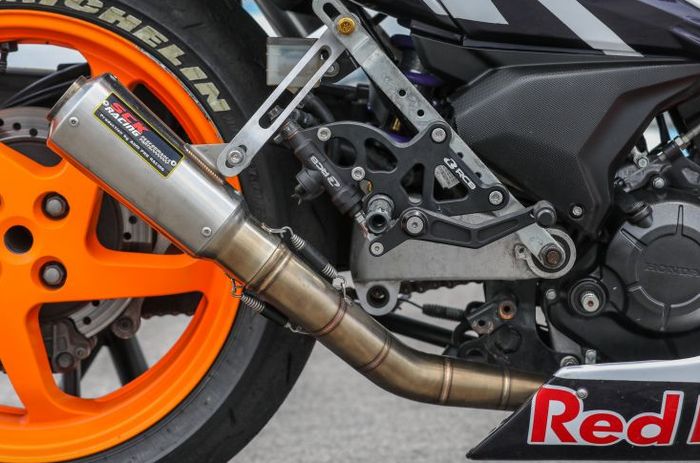 Selain knalpot racing, ada juga penggunaan foot step aaftermarket ari RCB