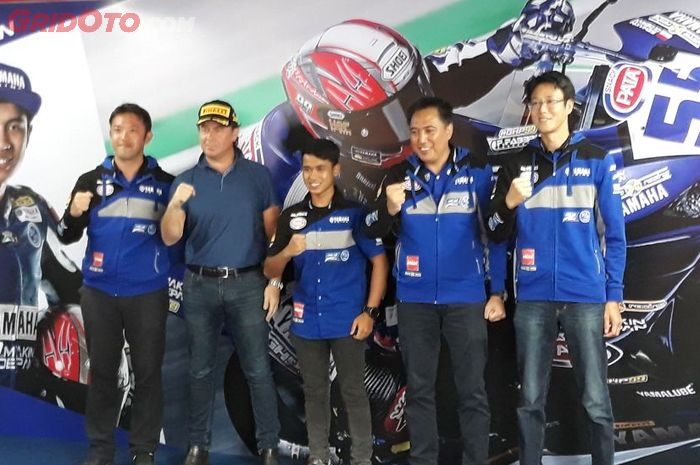 Galang Hendra (tengah) pembinaan Yamaha Indonesia menuju balapan dunia tahun ini