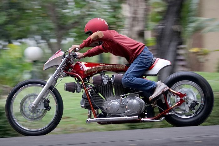 Harley-Davidson Sportster dengan konstruksi W-engine              