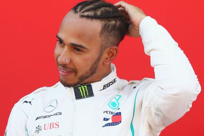 Lewis Hamilton menang di GP F1 Spanyol, lihat gaya rambutnya yang keren