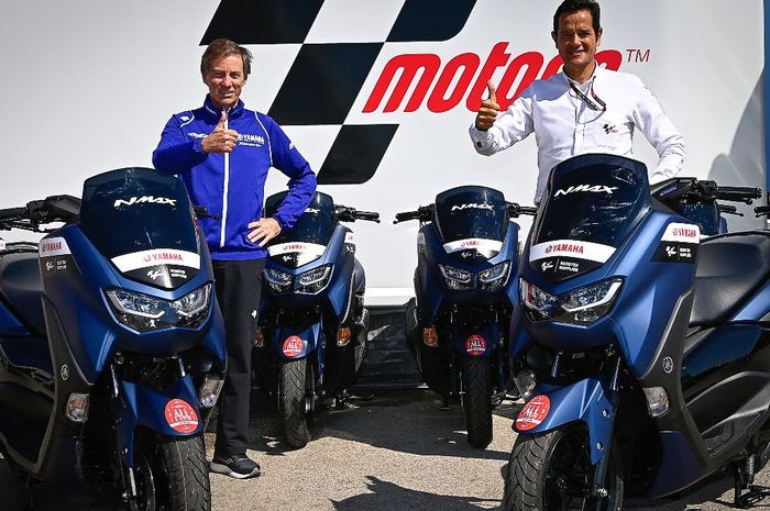 Serah terima dari Lin Jarvis, Managing Director Yamaha Motor Racing S.r.l, kepada Pau Serracanta, Managing Director of Dorna Sports (kanan)