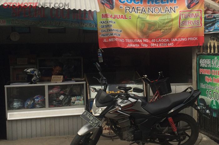Kios cuci helm Rafa Nolan di Tanjung Priok