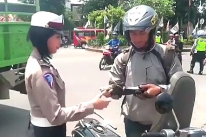 Biker cowok idaman polwan, bukan gara-gara motornya namun patuh dan tertib berlalulintas