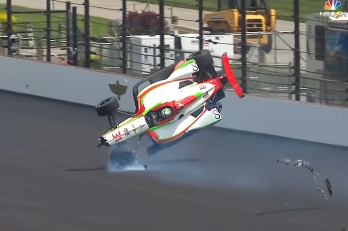 Mobil yang dikemudikan Patricio &lsquo;Pato&rsquo; O&rsquo;Ward terbang setelah menghajar tembok sirkuit saat latihan Indy 500