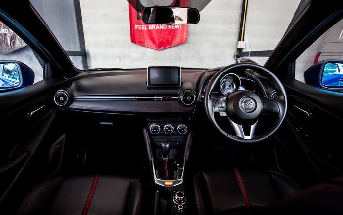 Tampilan kabin modifikasi Mazda2 street racing