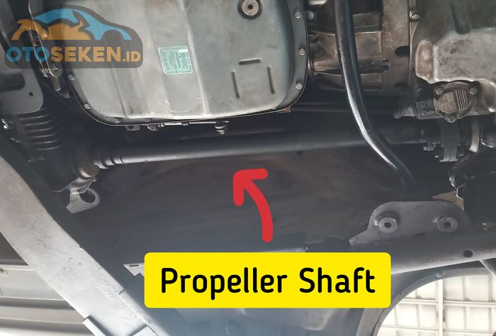 Propeller shaft transmisi mobil bekas rusak.