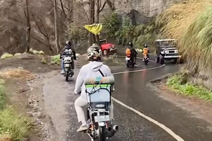 Ban motor yang ngesot saat melewati jalan licin