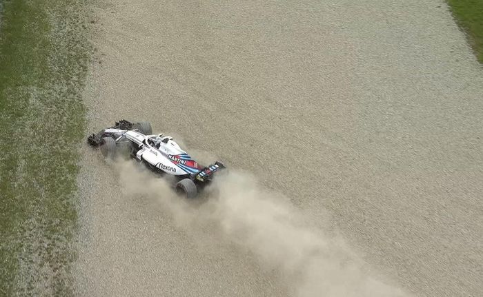 Lance Stroll melaju di gravel