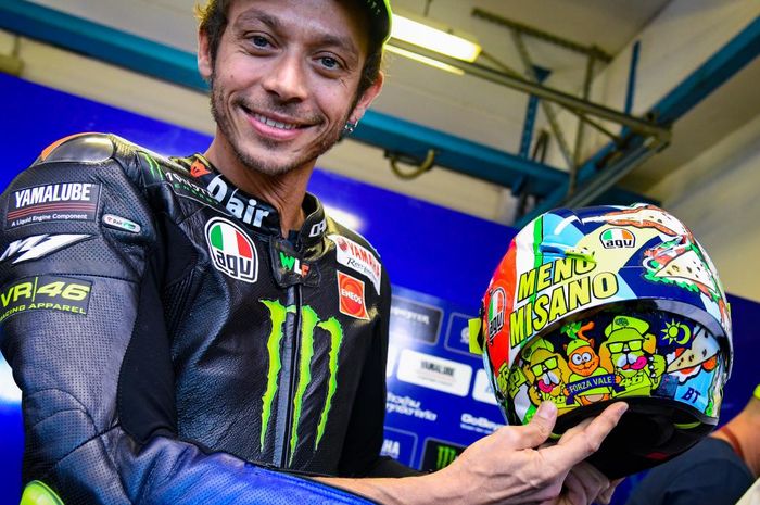 Valentino Rossi menunjukkan helm barunya dengan nama 'Menu Misano' tepat sebelum sesi FP3 MotoGP San Marino dimulai