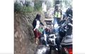 Panik dan Berniat Kabur dari Razia, Ibu Ini Malah Nyungsep ke Selokan