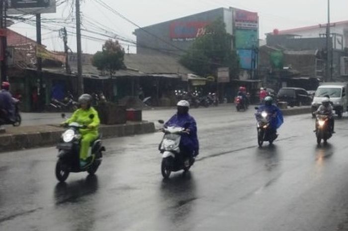 Lima hal yang harus diperhatikan bikers saat musim hujan