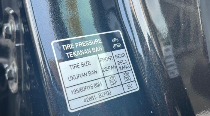Tire Presure Indicator bisa dilihat di lis pintu pengemudi