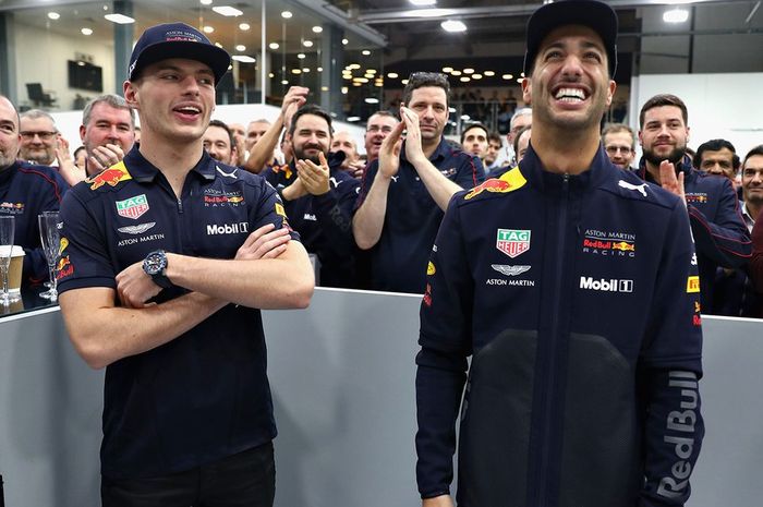 Daniel Ricciardo (kanan) merasa Max Verstappen (kiri) punya talenta besar tapi gambang emosi