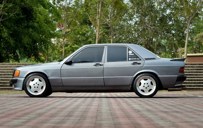 Modifikasi Mercedes-Benz 190E pakai pelek  Zender ukuran 17 inci warna silver 