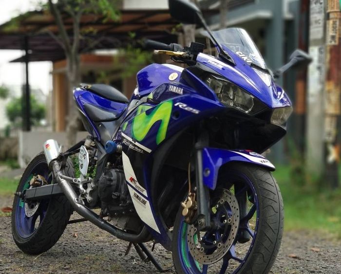 Yamaha R25 bergaya drift dengan swing arm panjang