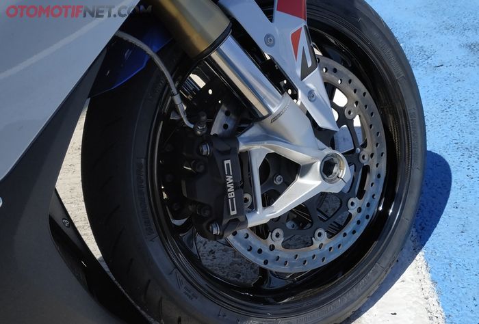 Rem S 1000 RR pakai 4 piston kaliper radial di tiap sisi, labelnya BMW