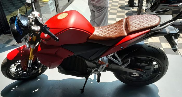 Naked Bike Urban Classic warna merah. Tersedia 3 warna